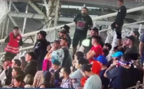 Presencia de barristas de la U alertan a Colo Colo | Captura de imagen Canal 13