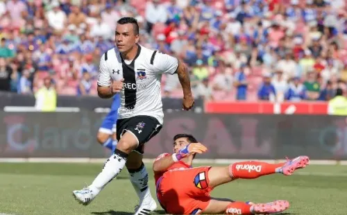 Esteban Paredes y su clásica costumbre de marcarle a Johnny Herrera. Fuente: Agencia UNO.