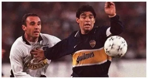 Maradona enfrentando a Marcelo Espina.