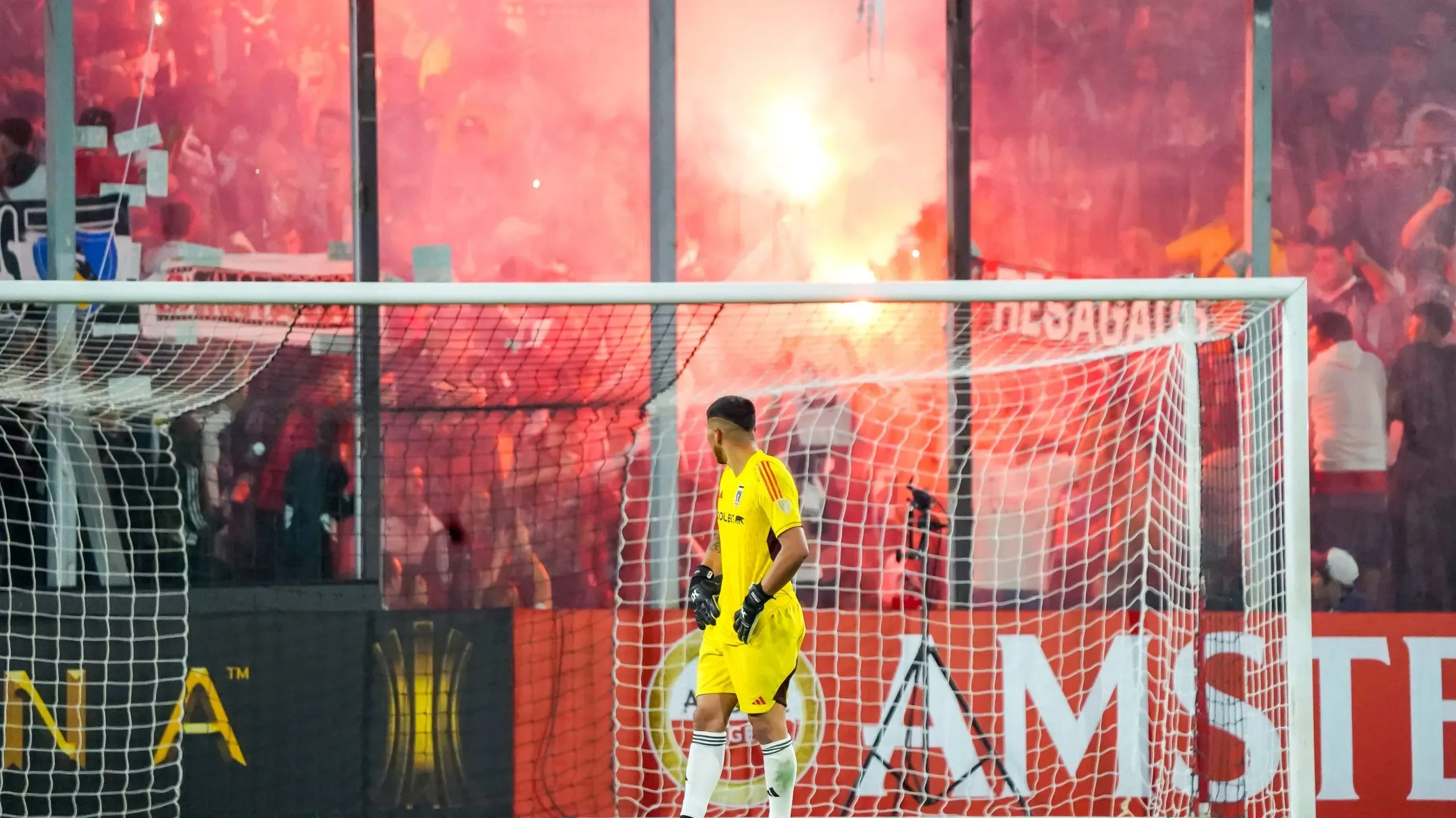 Brayan Cortés observando las bengalas encendidas en el Estadio Monumental. | Imagen: Guillermo Salazar