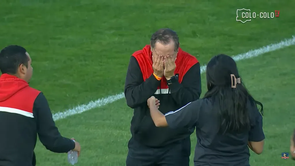 La emoción de Luis Mena en su último partido como DT de Colo Colo. (Foto: Captura)