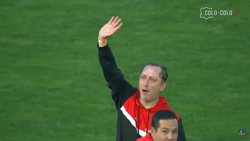 La emoción de Luis Mena en su último partido como DT de Colo Colo. (Foto: Captura)