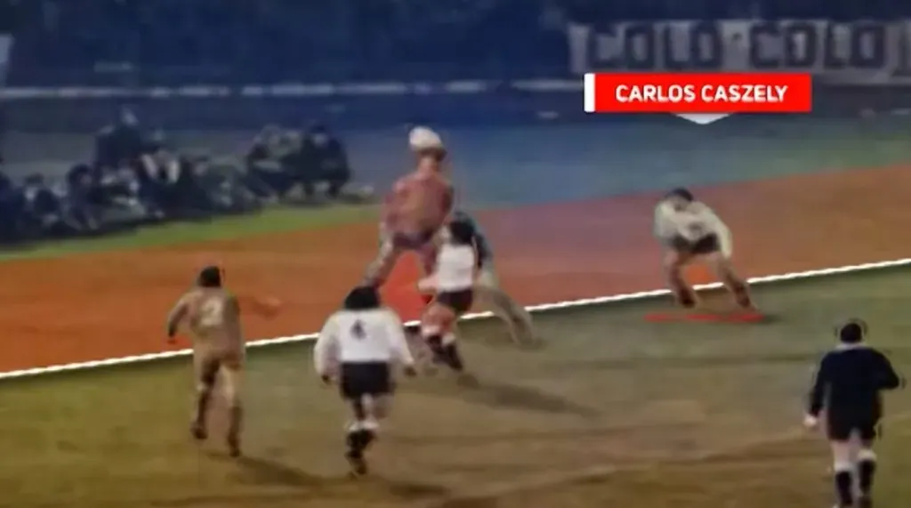 Utilización del VAR en el gol anulado a Carlos Caszely. | Imagen: CNN Chile.