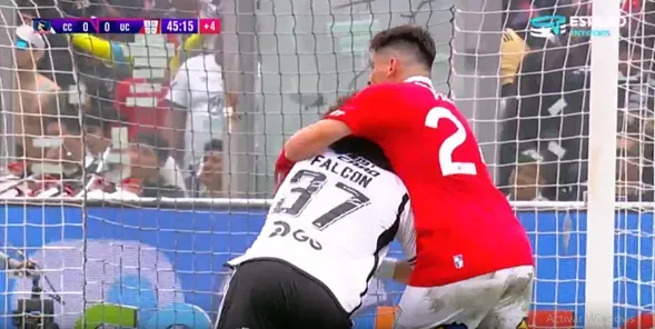 Alfonso Parot comete un claro penal contra Colo Colo. | Captura TNT Sports.