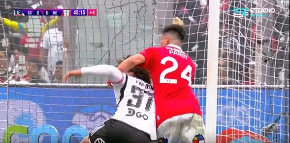 Alfonso Parot comete un claro penal contra Colo Colo. | Captura TNT Sports.