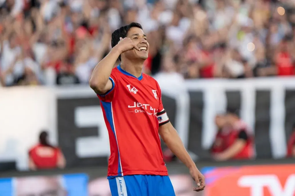 Matías Fernández celebrando los goles en su despedida. (Foto: Guillermo Salazar/DaleAlbo)