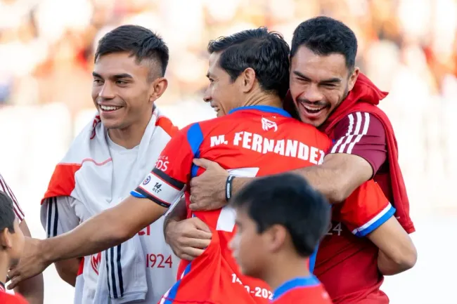 Matías Fernández saluda a Gabriel Suazo y a Vicente Pizarro. | Imagen: Guille Salazar/DaleAlbo.