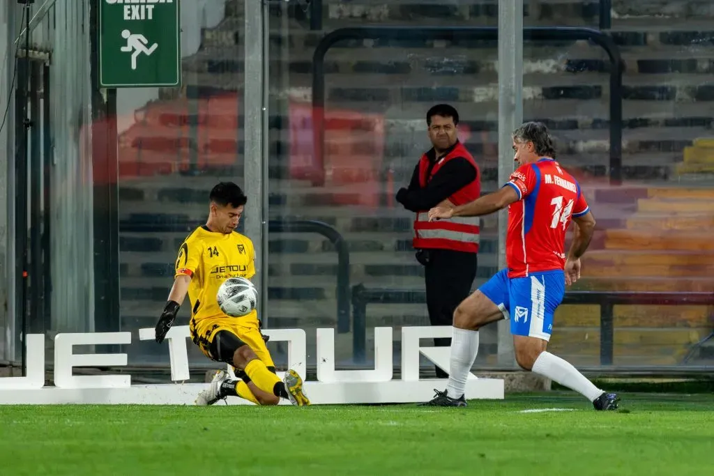 Fernando González falla un gol solo en la despedida de Matías Fernández.