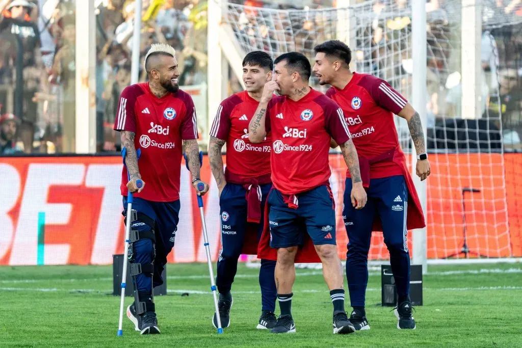 Gary Medel llegó hasta el Estadio Monumental para despedir a Matías Fernández.
