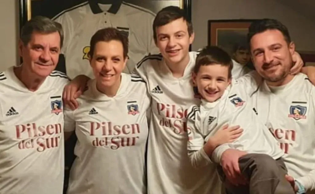 Mirko Jozic posa con la camiseta de Colo Colo junto a su familia. | Imagen: Lana Tonci