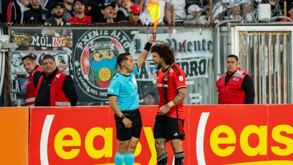 Maximiliano Falcón insultó al juez de línea en la victoria de Colo Colo por Copa Chile. | Imagen: Guille Salazar.