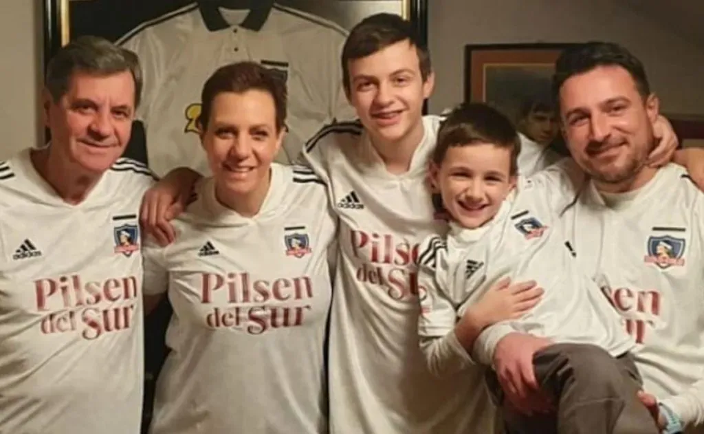 Familia de don Mirko Jozic con camisetas de Colo Colo. (Foto: @lanatonci)