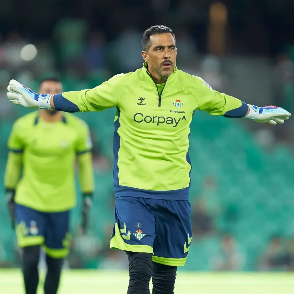 Claudio Bravo sigue ratificando su vigencia en España | Foto: Real Betis.