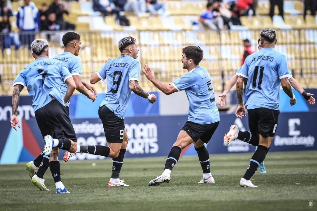 Seleccionados uruguayos celebrando el gol del triunfo. (Foto: @Uruguay)