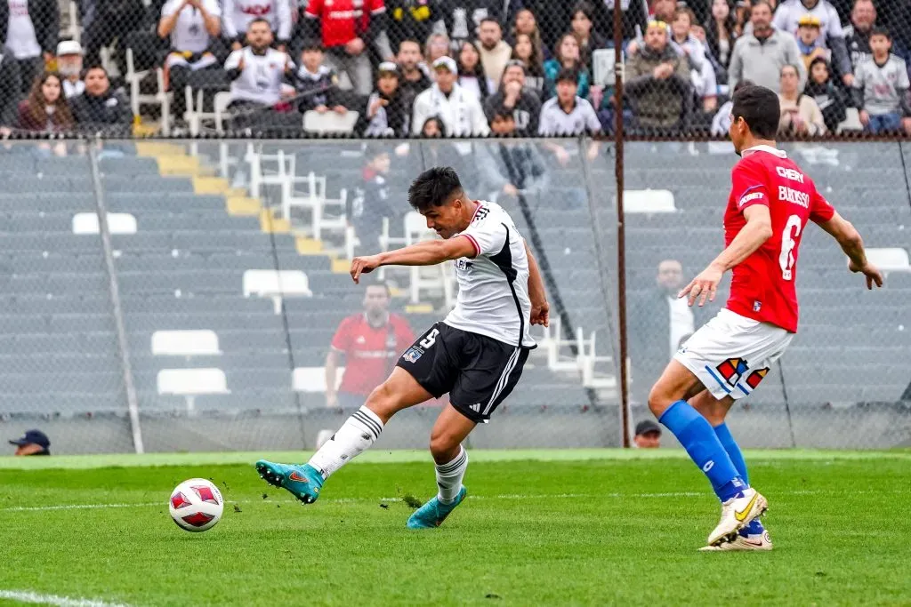 Damián Pizarro marcando uno de sus seis goles que registra en Colo Colo. Fuente: Guille Salazar / Dale Albo
