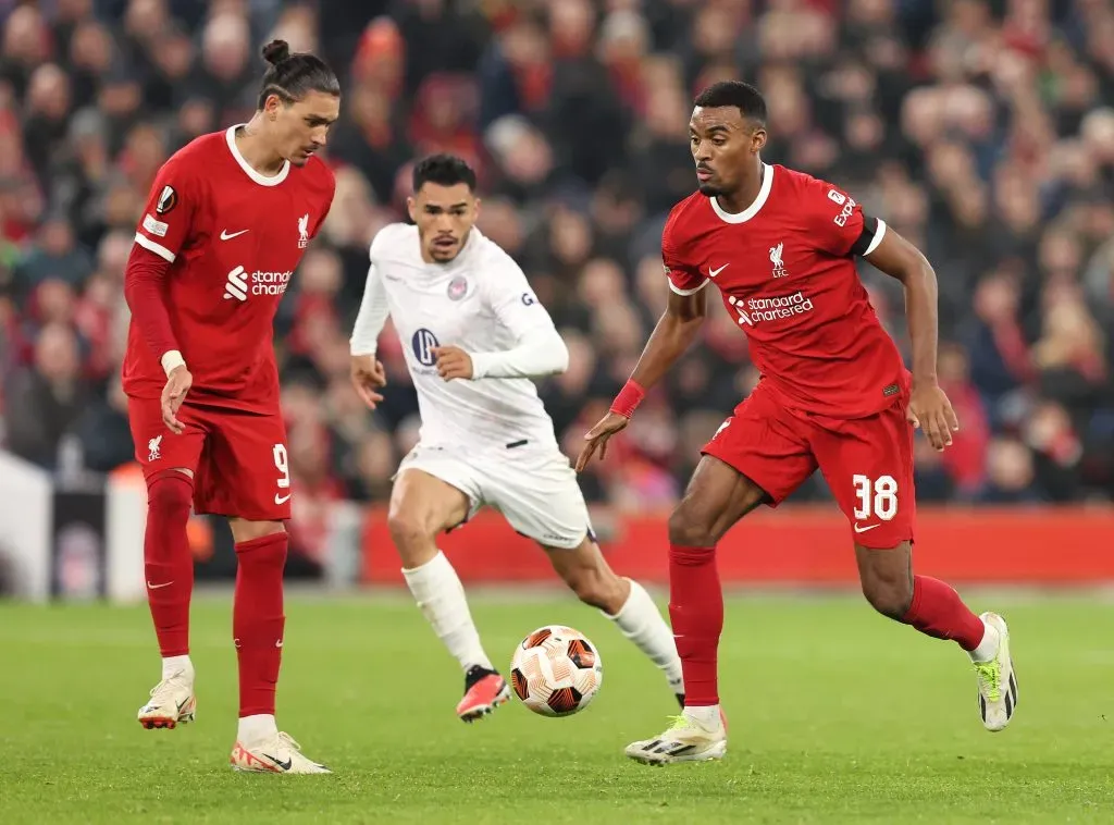 Gabriel Suazo enfrentando al Liverpool en Anfield. (Foto: Getty Images)