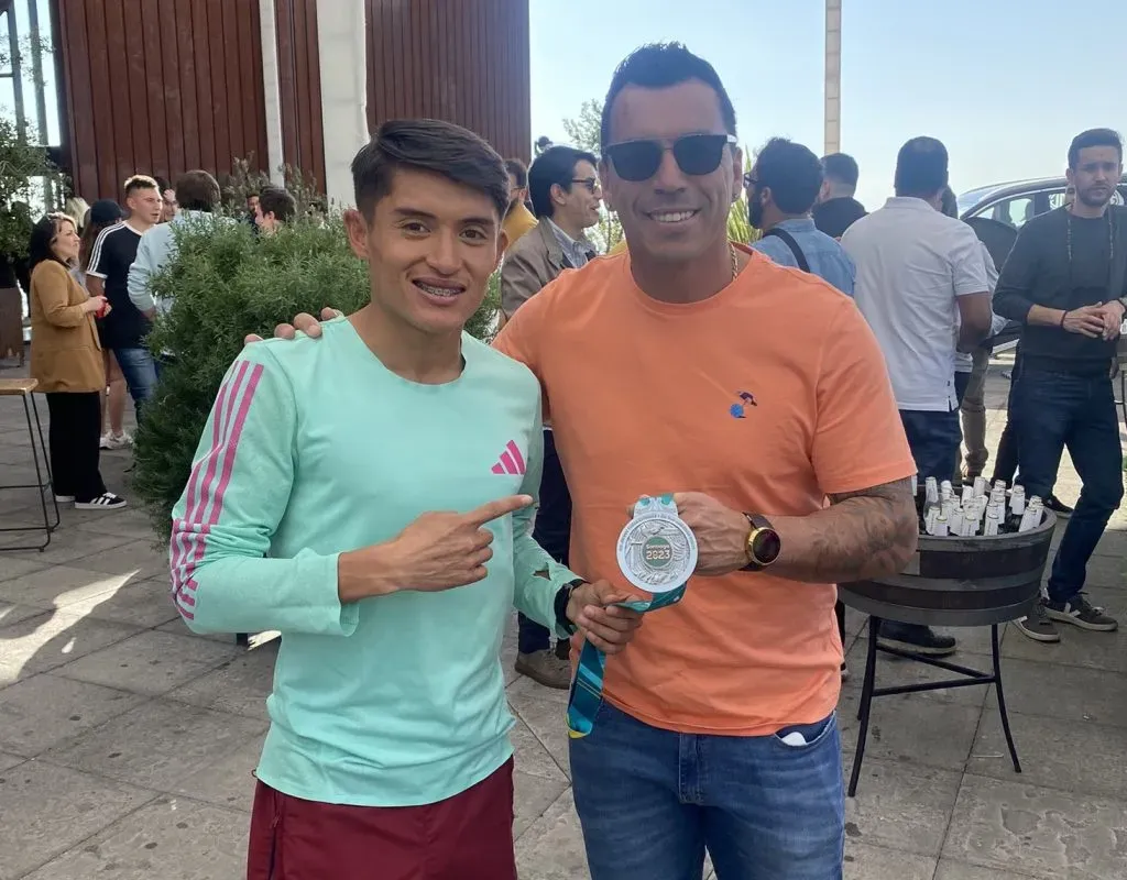 Hugo Catrileo y Esteban Paredes lucen orgullosos la medalla del atleta en Santiago 2023.