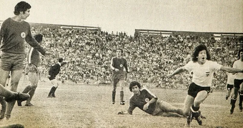 Colo Colo disputa su primer partido en el Estadio Monumental en el año 1975 | Foto: Revista Estadio.