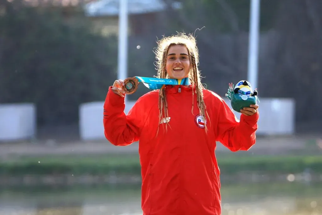 Ignacia Holscher y su medalla de bronce. Fuente: Javier Valdés Larrondo/Santiago 2023 vía Photosport