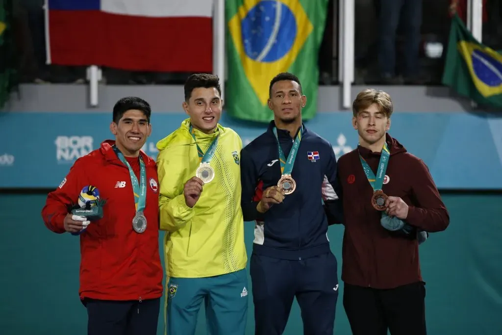 Jorge Pérez y su medalla de plata. Fuente: Juan Carlos Romo/Santiago 2023 via Photosport