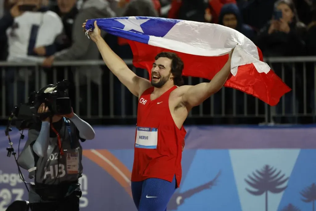 Lucas Nervi le entrega la sexta medalla de oro al Team Chile. (Foto: Andrés Pina/Santiago 2023 vía Photosport)
