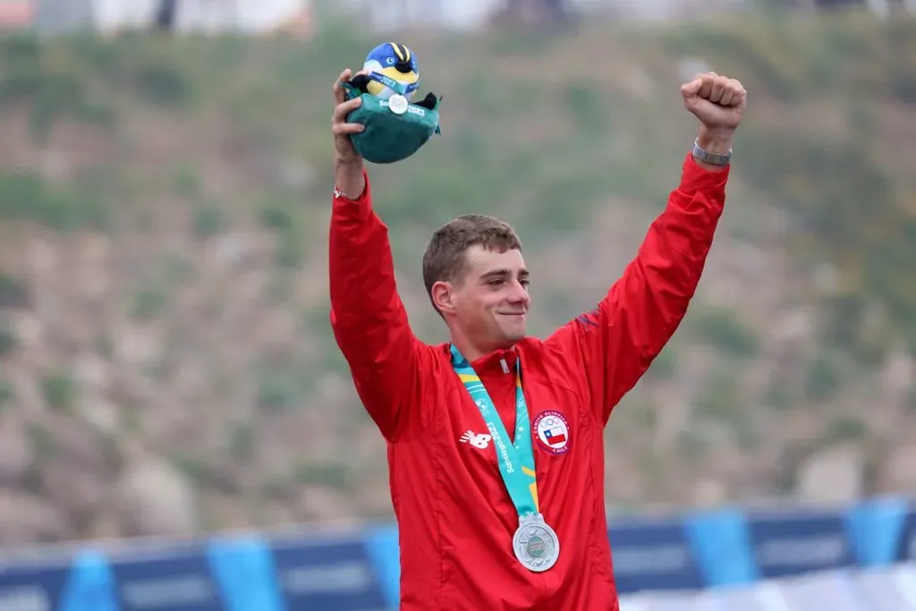 Martín Vidaurre le entregó la primera medalla a Chile. Fuente: Javier Salv/Santiago 2023 vía Photosport