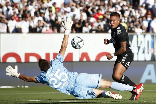 Javier Parraguez en uno de sus goles más icónicos con Colo Colo. | Imagen: Photosport.