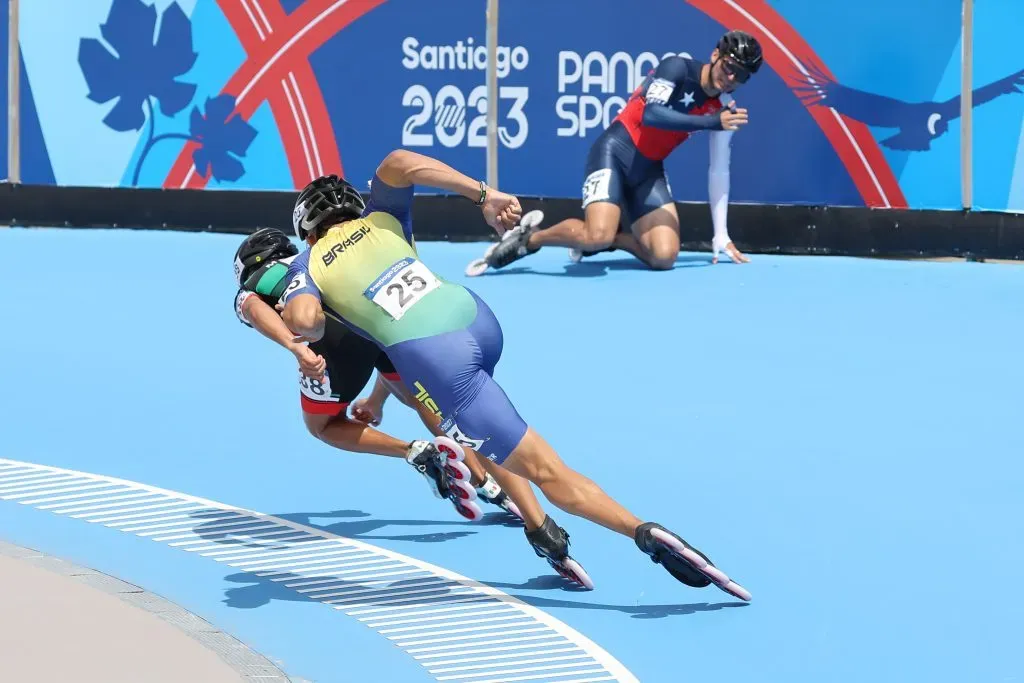 Emanuelle Silva tras la caída en el patinaje.| Imagen: Alejandro Pagni/Santiago 2023 via Photosport)