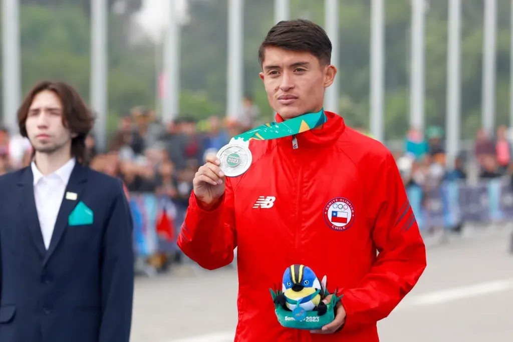 Hugo Catrileo con su medalla de plata en la maratón. Fuente: Javier Valdés/Santiago 2023 vía Photosport