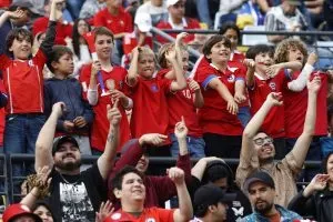 Hinchas de la Roja acompañan a la selección. (Foto: Martín Thomas/Santiago 2023 vía Photosport)