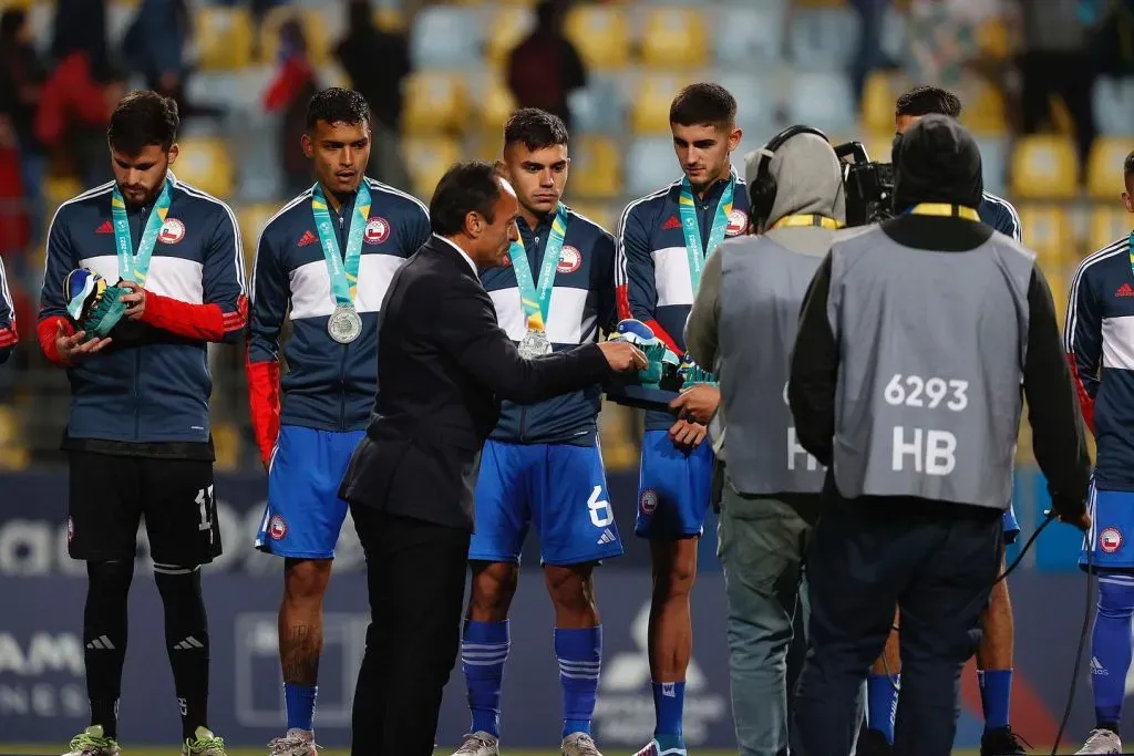 Jaime Pizarro realiza la entrega de medallas para los jugadores chilenos | Foto: Instagram La Roja.