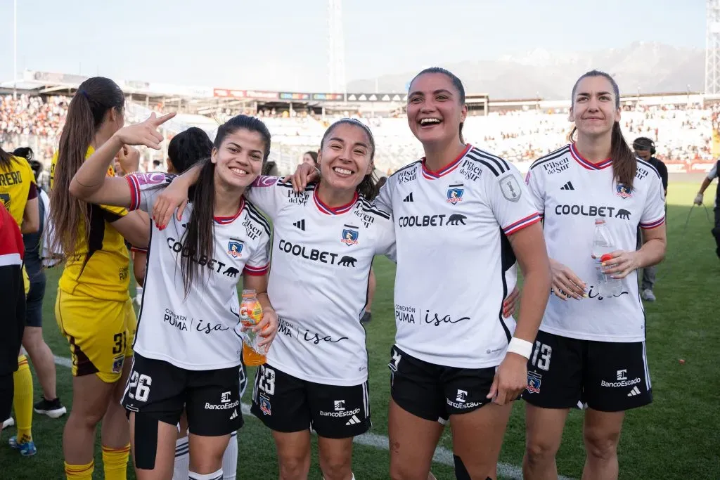 María José Urrutia celebra junto a sus compañeras de Colo Colo Femenino | Imagen: Guille Salazar/DaleAlbo