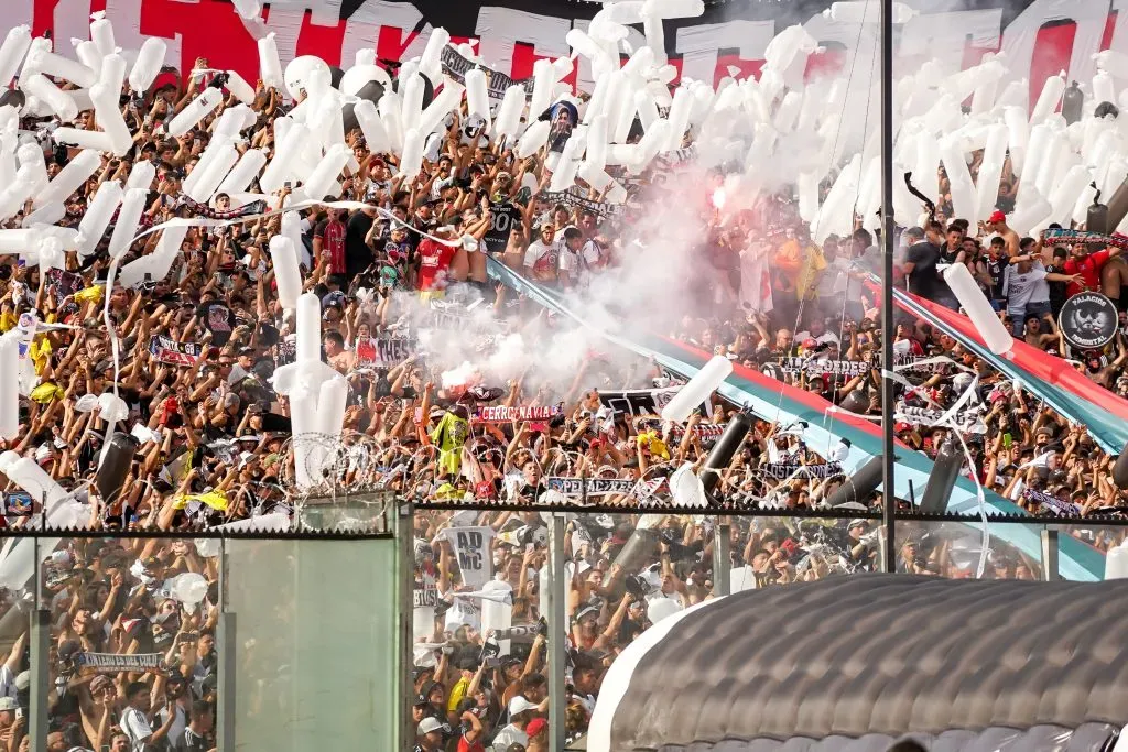 Los hinchas de Colo Colo llegaron en masa al Estadio Monumental.