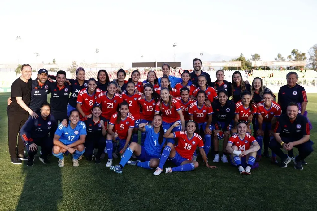El plantel de la Selección Chilena femenina tras la goleada a Perú. (Foto: @LaRoja)