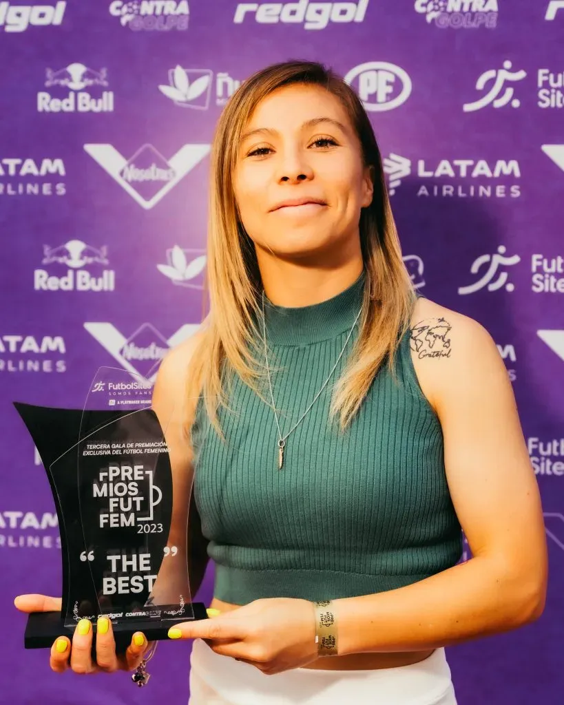 Yanara Aedo con su premio The Best 2023 | Foto: @leysofotografia