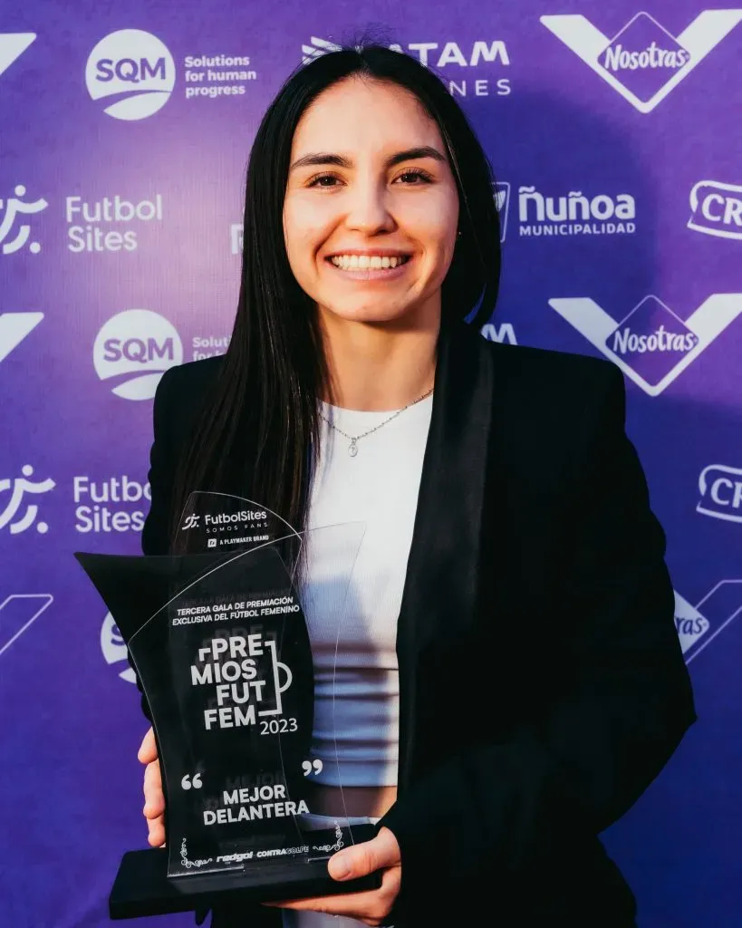Javiera Grez es premiada como la mejor delantera en los Premios Futfem 2023. | Imagen: @casimaria
