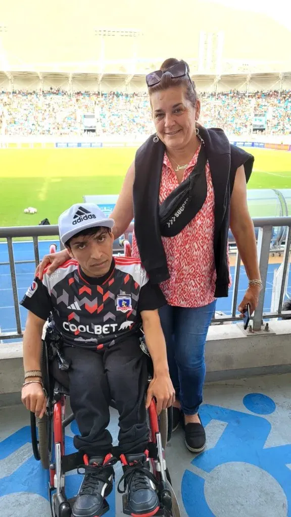 Jacqueline y su hijo Leonardo apoyando a Colo Colo en Iquique | Foto: DaleAlbo