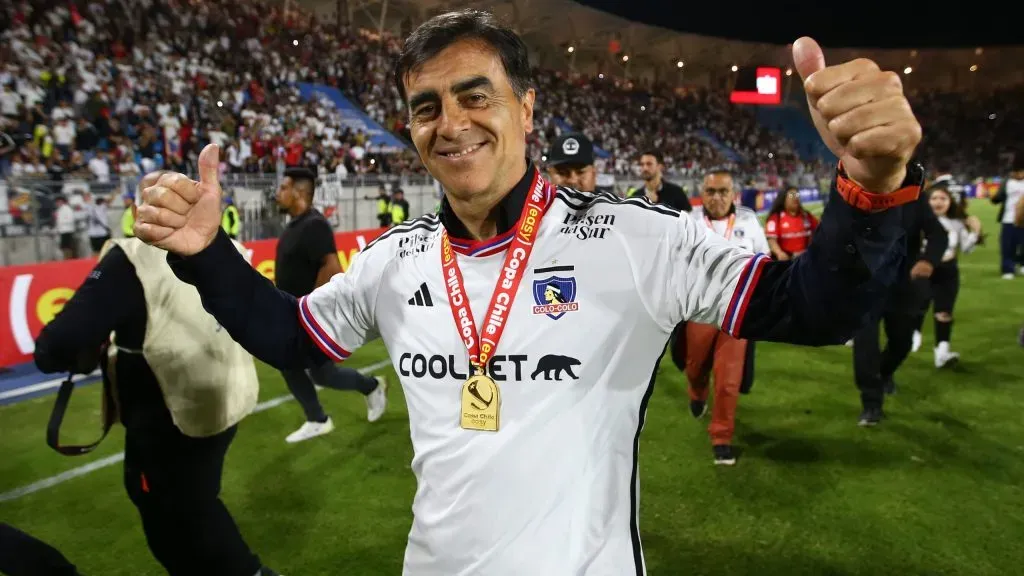 Gustavo Quinteros vive sus últimas horas como DT de Colo Colo.