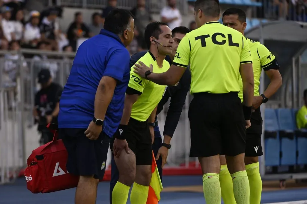 Alejandro Molina no pudo terminar de dirigir el partido entre Colo Colo y Magallanes en Copa Chile.