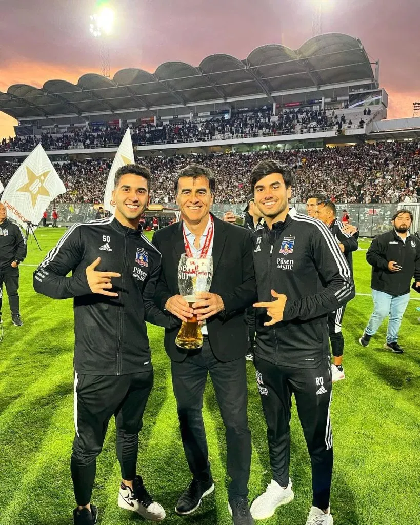 Gustavo Quinteros y su familia luego del título de Colo Colo en el Campeonato Nacional 2022. Imagen: Instagram Sebastián Quinteros
