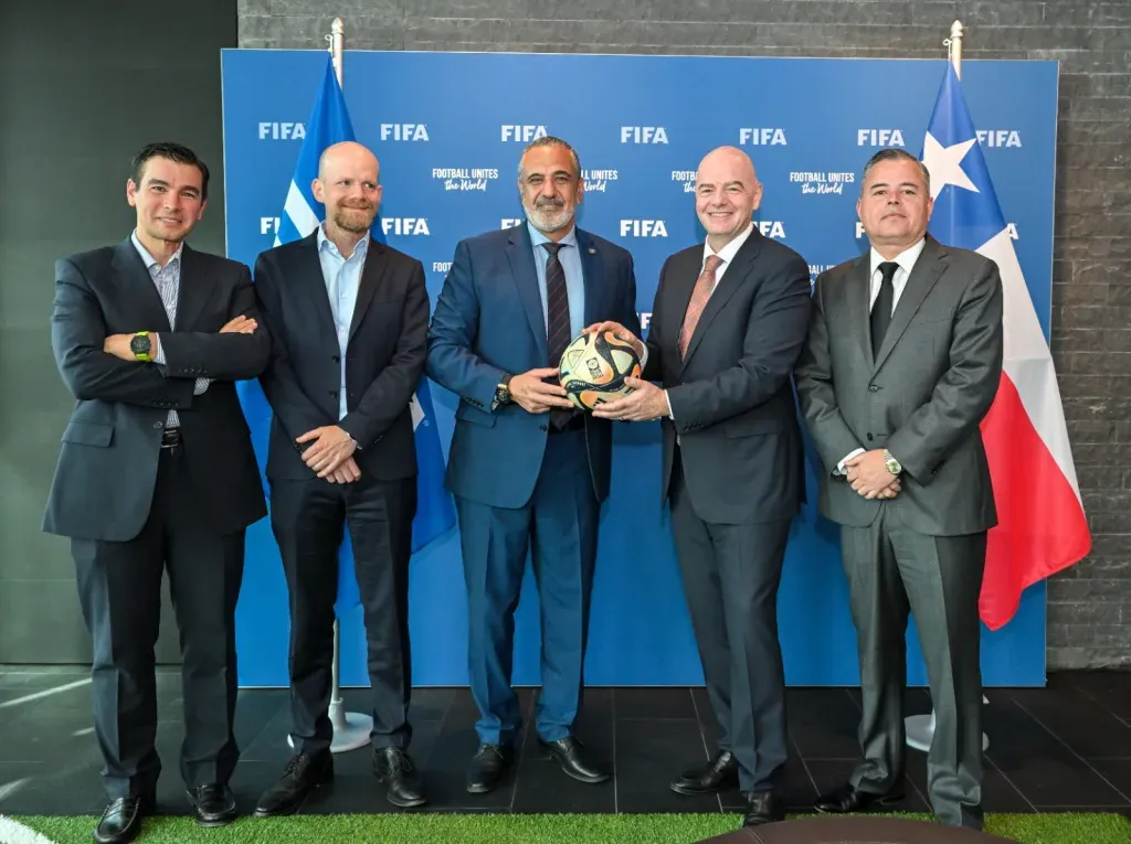 Pablo Milad en el Consejo de la FIFA junto a Gianni Infantino. | Imagen: ANFP