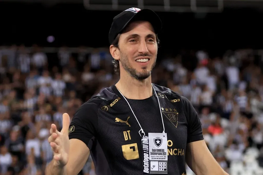 Luis Zubeldía aparece como candidato a DT de Colo Colo. | Imagen: Getty Images.