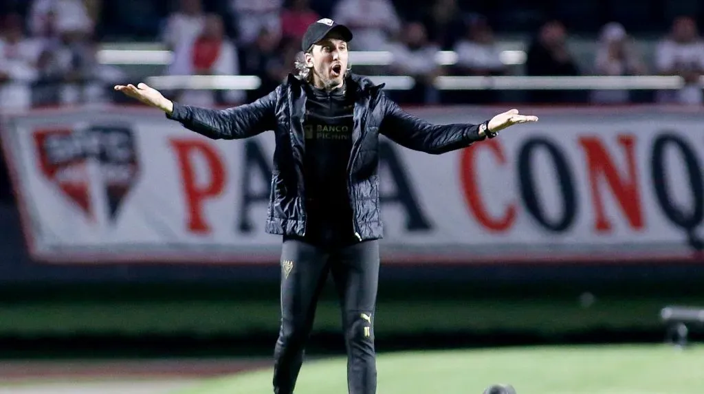 Luis Zubeldía tiene pie y medio fuera de Liga de Quito.