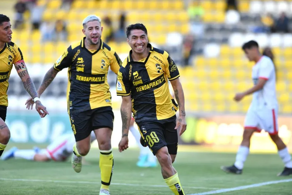 Luciano Cabral llama la atención de Colo Colo