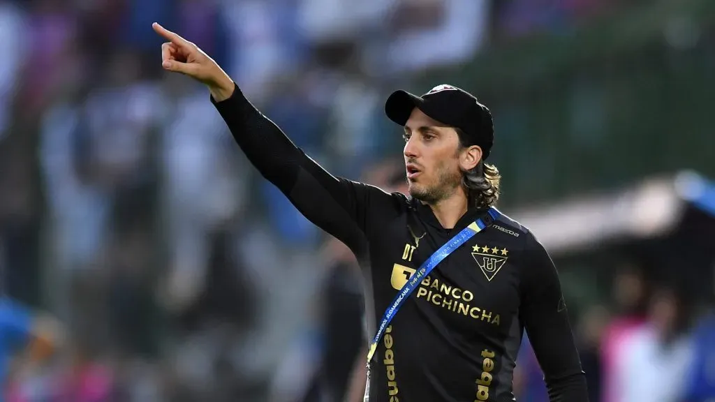 Colo Colo sigue a la espera de Luis Zubeldía.