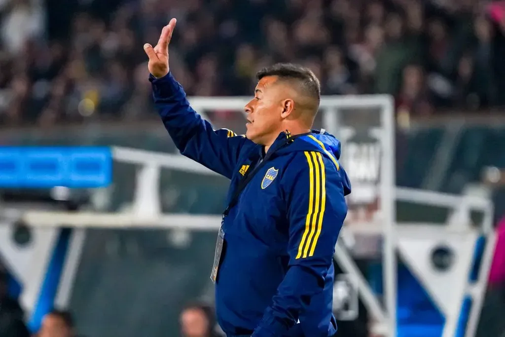 Cuatro futbolistas buscarán convencer a Jorge Almirón.