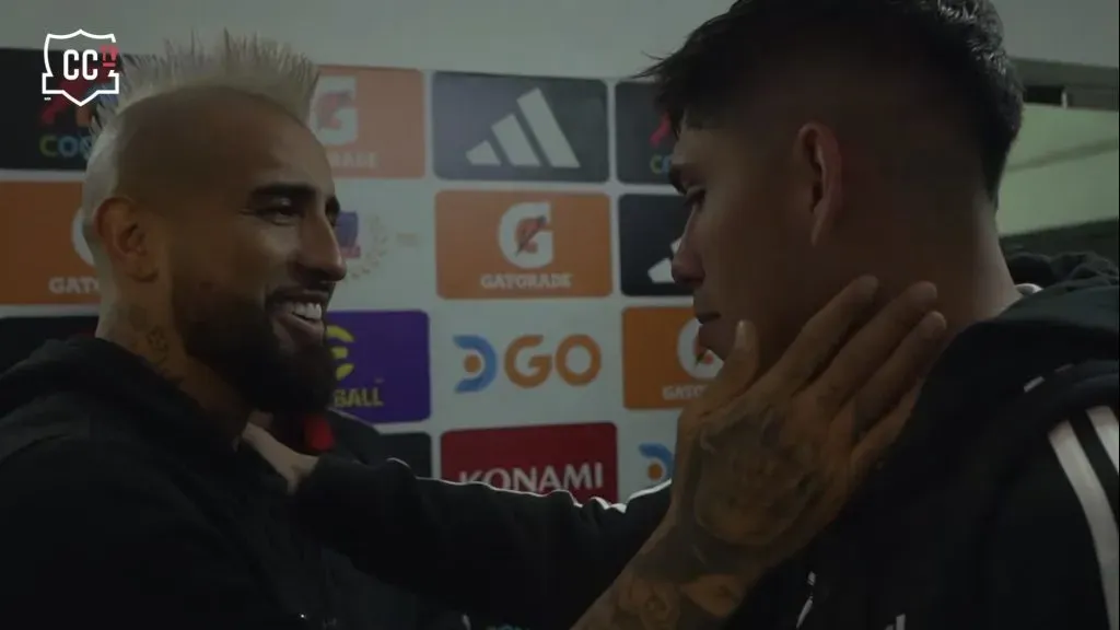 Carlos Palacios espera con los brazos abiertos a Arturo Vidal en Colo Colo. Foto: Colo Colo TV.