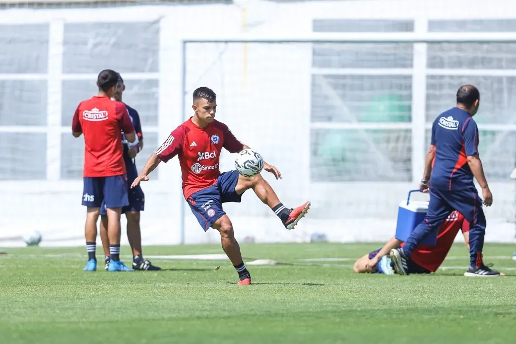 Vicente Pizarro en el entrenamiento de la Selección Chilena. (Foto: Photosport)