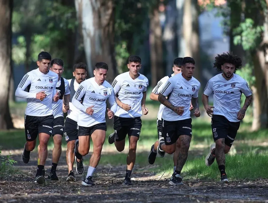 El plantel del Cacique realiza intensas prácticas en Uruguay y lo ha hecho en dos ambientes: playa y bosque. Foto: Comunicaciones Colo Colo.