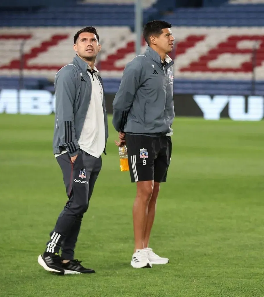 Los jugadores de Colo Colo reconocen el terreno de juego del Gran Parque Central.